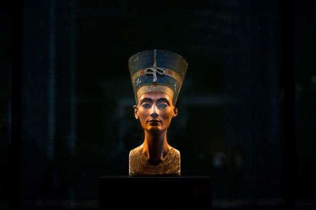 Picture of the Nefertiti bust in Neues Museum, Berlin.