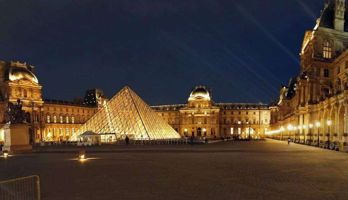 the Musée du Louvre